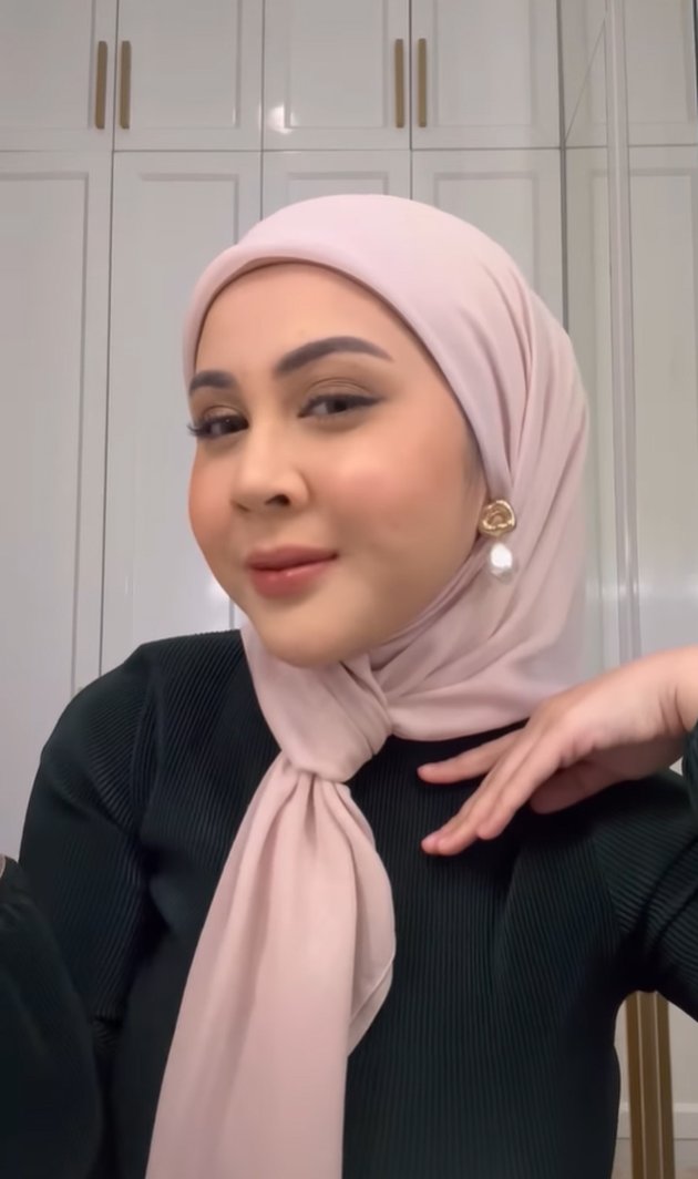 Seperti inilah style hijab Kesha Ratuliu yang belakangan menjadi sorotan netizen. Karena banyak yang penasaran, Kesha akhirnya membuat video tutorial lewat akun Instagram-nya.