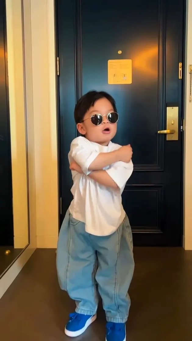Gaya Issa Xander Anak Nikita Willy saat Outfit Check