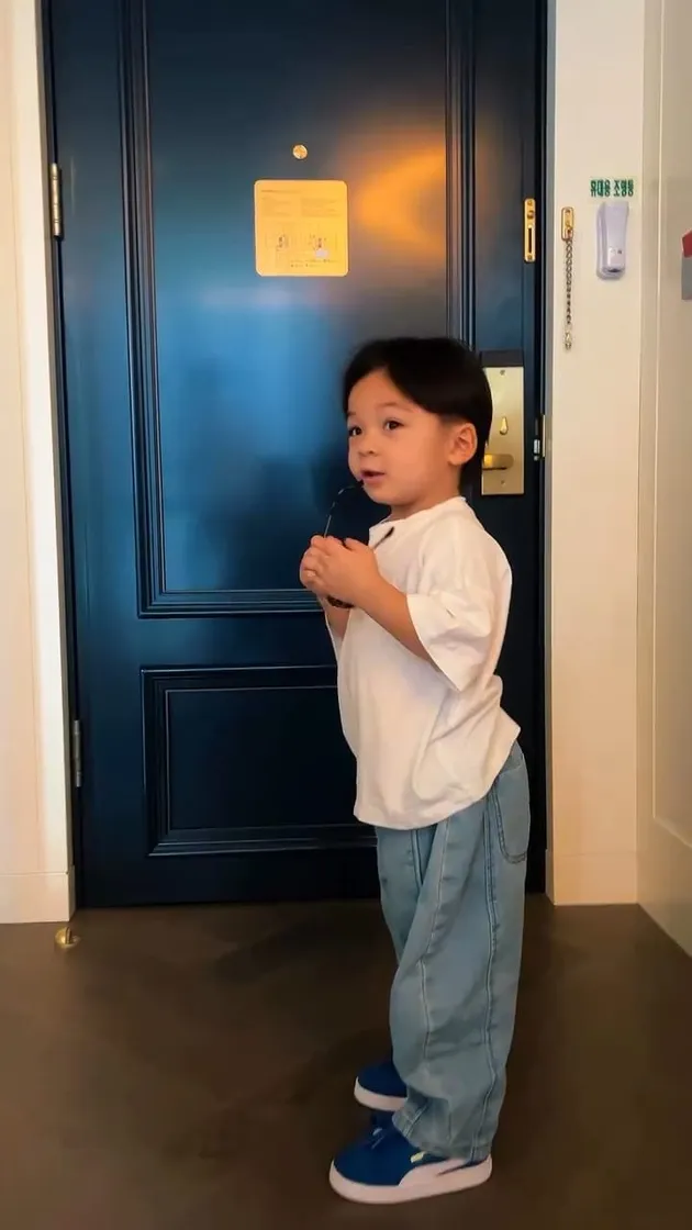 Gaya Issa Xander Anak Nikita Willy saat Outfit Check