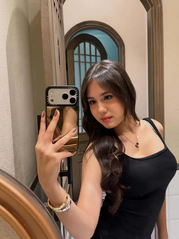 Nicole Rossi mirror selfie