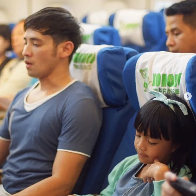 Neona di FIlm FLIGHT 555