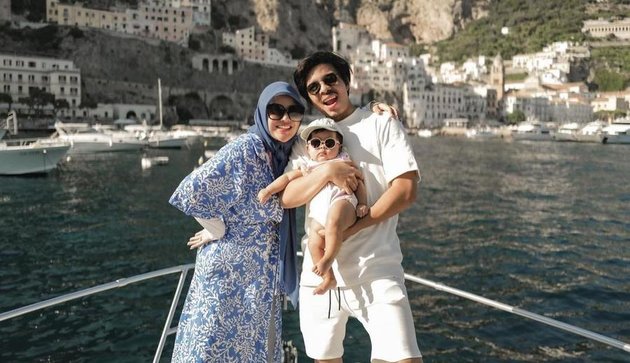 Aurel Hermansyah dan Atta Halilintar berlibur ke Italia. Tak ingin meninggalkan putrinya lama, mereka pun sepakat untuk membawa Ameera ke luar negeri.