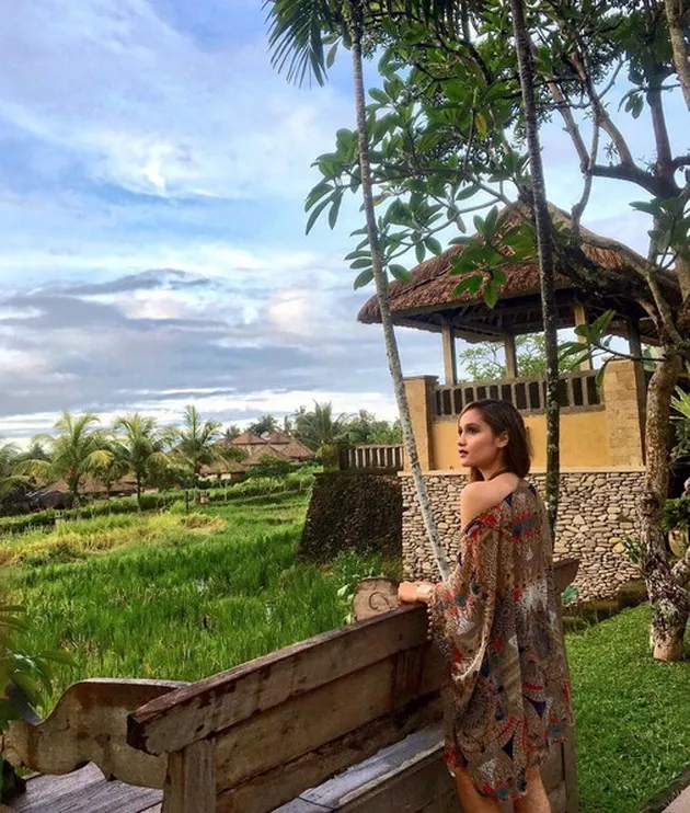 Gaya Seksi Cinta Laura di Bali