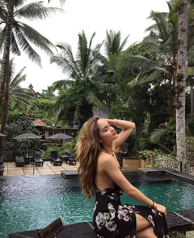 Gaya Seksi Cinta Laura di Bali