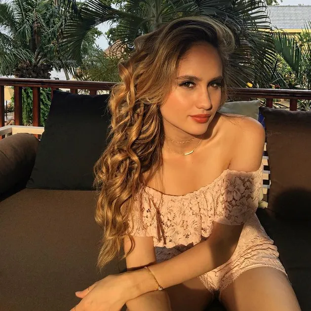 Gaya Seksi Cinta Laura di Bali