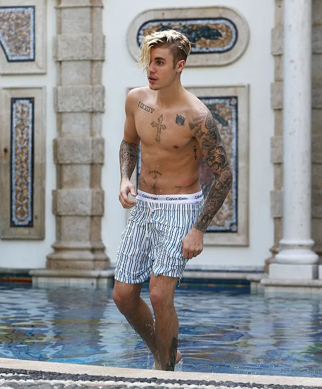 Justin Bieber Saat Shirtless, Pamer Tato &amp; Otot Kekar