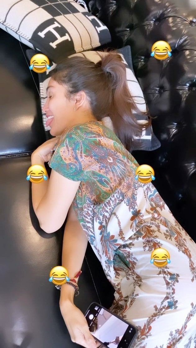 Ussy Sulistiawaty memang gayanya kece, bahkan pakai daster pun dia kelihatan cantik. Siapa nih yang di rumah juga lebih suka pakai daster karena nyaman banget?