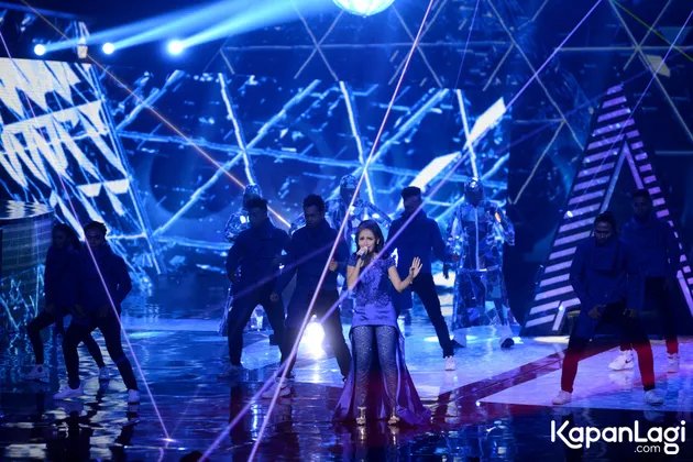 Beberapa penyanyi ternama tampil dalam Konser Raya 23 Tahun Indosiar Luar Biasa yang digelar di Jakarta Convention Center (JCC), Senayan, Jakarta Pusat, Kamis (11/1) malam. Salah satunya adalah biduan kondang, Ayu Ting Ting.