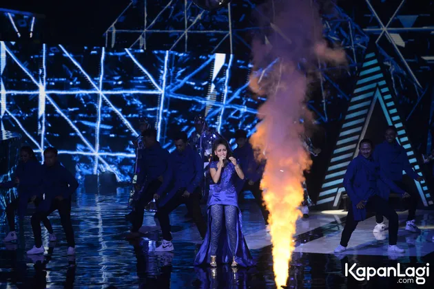 Dengan mengenakan gaun aksen brokat berwarna biru, Ayu tampak cantik sekali. Selain Ayu Ting Ting, ada Zaskia Gotik juga yang turut memeriahkan acara tersebut.