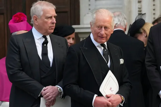 Pangeran Andrew dan Raja Charles III berdiri berdampingan