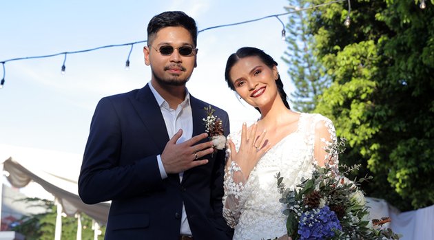 Kisah asmara selebriti memang sering kali menyita perhatian publik. Sama halnya dengan sosok penyanyi Petra Sihombing yang baru saja resmi menikah dengan Firrina Sinatrya.