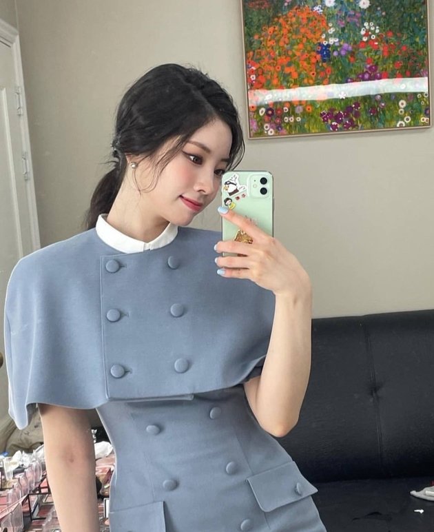 Dahyun TWICE tampak cantik menggunakan outfit biru sambil bermirror selfie tanpa effect.