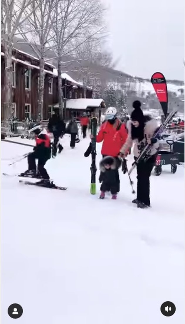Shandy Aulia mengunggah video saat ingin bermain ski. Ia pun tidak sendirian, Shandy ditemani oleh baby Claire.