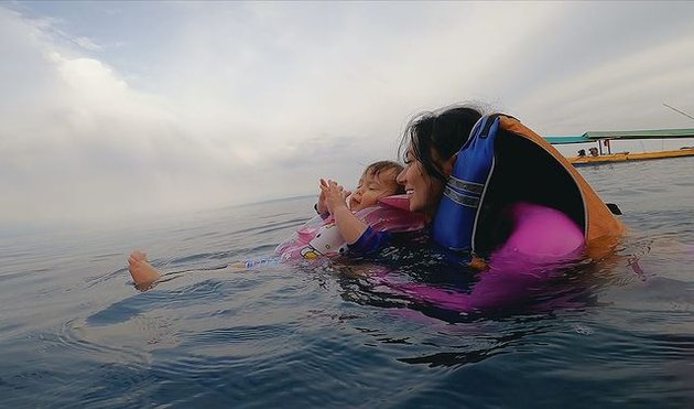 So Adorable, Photos of Baby Chloe, Asmirandah & Jonas Rivanno's Child, Having Fun in the Water: Not Afraid to Swim in the Sea!