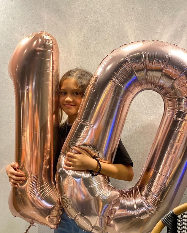 Sarah Deana White putri bungsu Nana Mirdad dan Andrew White baru saja merayakan hari ulang tahunnya yang ke-10.