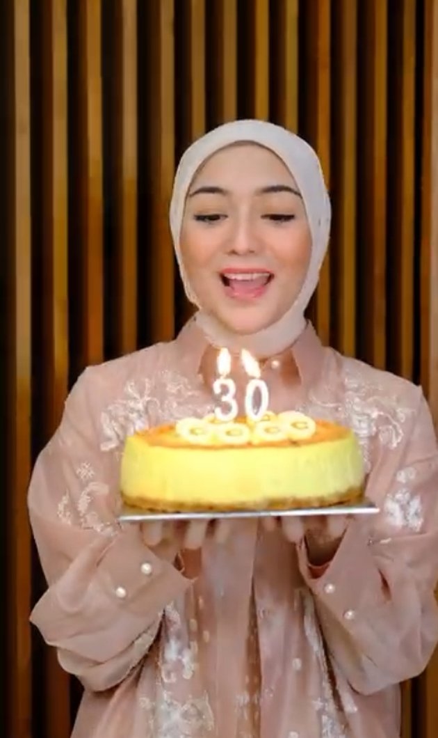 Turning 30 Years Old, 8 Photos of Citra Kirana Celebrating Birthday - Receives Sweet Kisses from 2 Handsome Guys