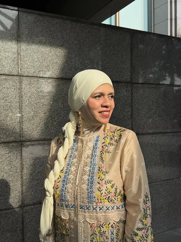 Geni Faruk pakai gamis krem