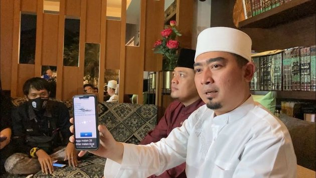 Saat ditemui di kediamannya kawasan Kebon Jeruk, Jakarta Barat, (30/9) Kamis malam, Ustaz Solmed menceritakan soal undangan tersebut yang seharusnya bertempat di daerah Bandung, Jawa Barat.