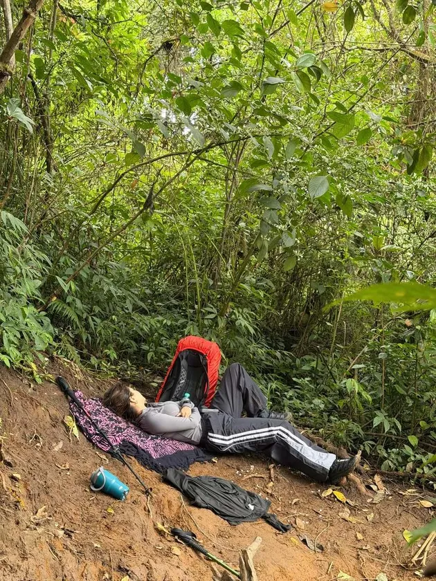 Ghea Youbi rebahan di pendakian Lawu