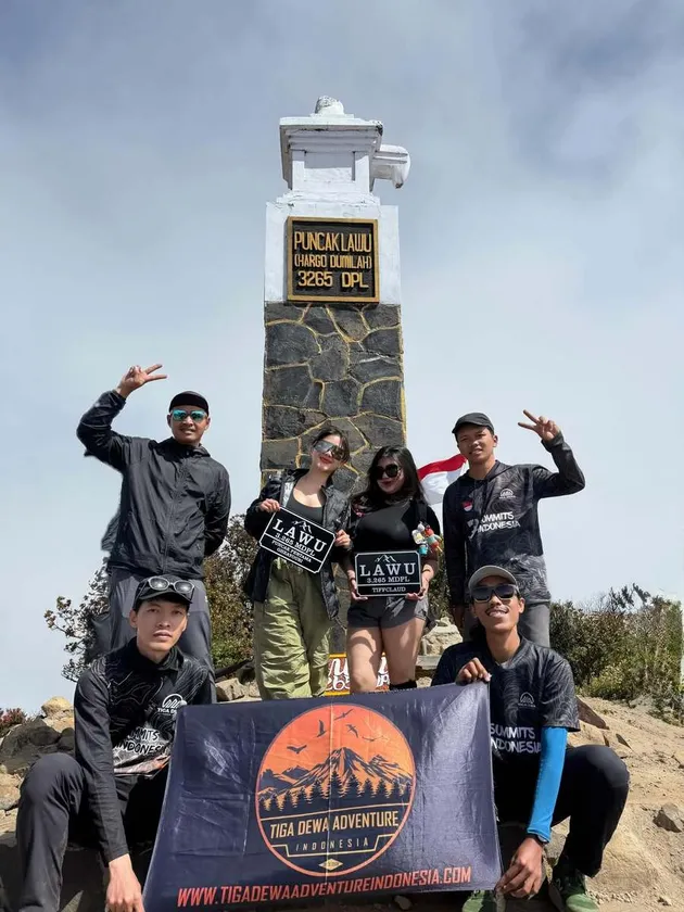 Ghea Youbi bareng teman di puncak Lawu