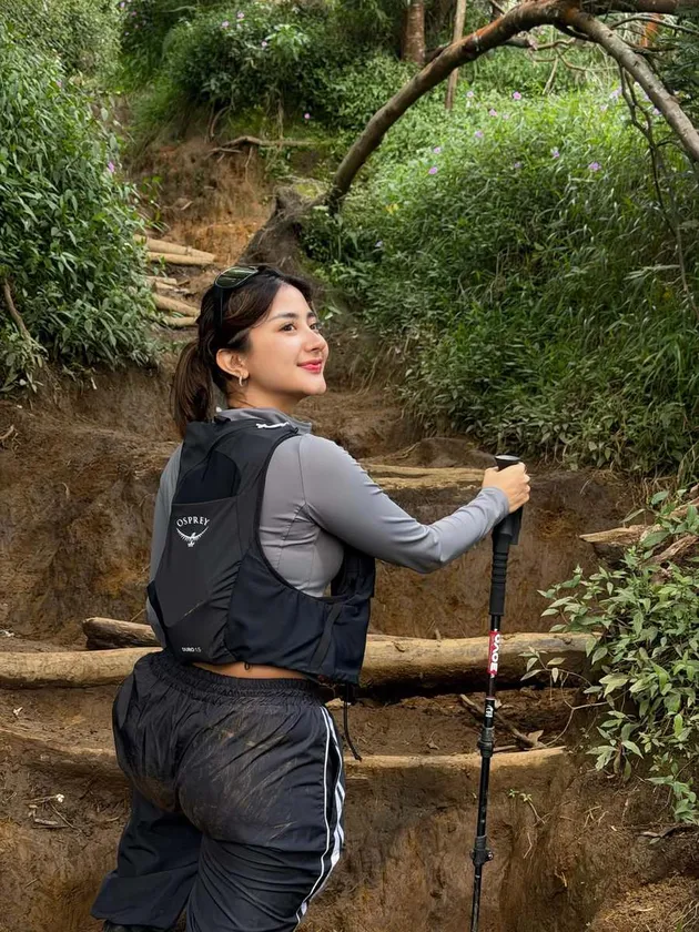 Ghea Youbi pegang trackpole di Lawu