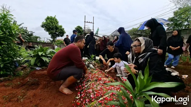 Gilang Dirga tabur bunga di pemakaman ayah