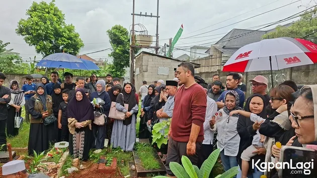 Gilang Dirga di Pemakaman Ayah