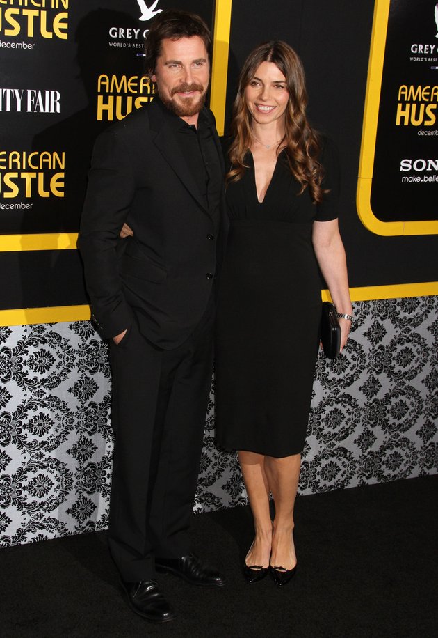 Christian Bale datang ke premiere AMERICAN HUSTLE bersama Sibi Blazic, wanita yang sudah ia nikahi sejak tahun 2000.