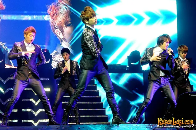 B2ST sukses menebarkan pesonanya, hampir 4000 penonton memadati konser boyband asal Korea tersebut di JITEC Mangga Dua, Jakarta Utara, Sabtu (17/03) malam.