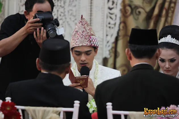 Ikrar pernikahan pun dibacakan.