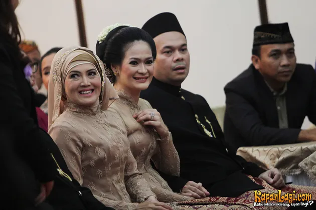 Kompak dalam nuansa kebaya cokelat, keluarga Rick Harun tersenyum berbagi bahagia.