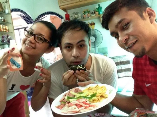 Foto ini diambil saat Adi makan siang bersama kawan-kawannya. Tak ada yang menyangka Adi akan meninggal dengan cara yang mengenaskan.