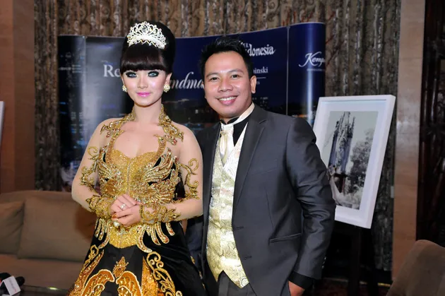 Zaskia Gotik akhirnya telah resmi dilamar oleh sang kekasih yang merupakan seorang pengusaha, Vicky Prasetyo.