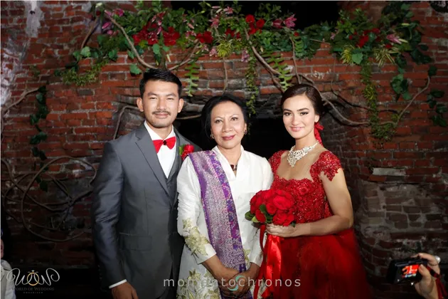 Galeri Romantis Akad Nikah Resepsi Atiqah Hasiholan dan