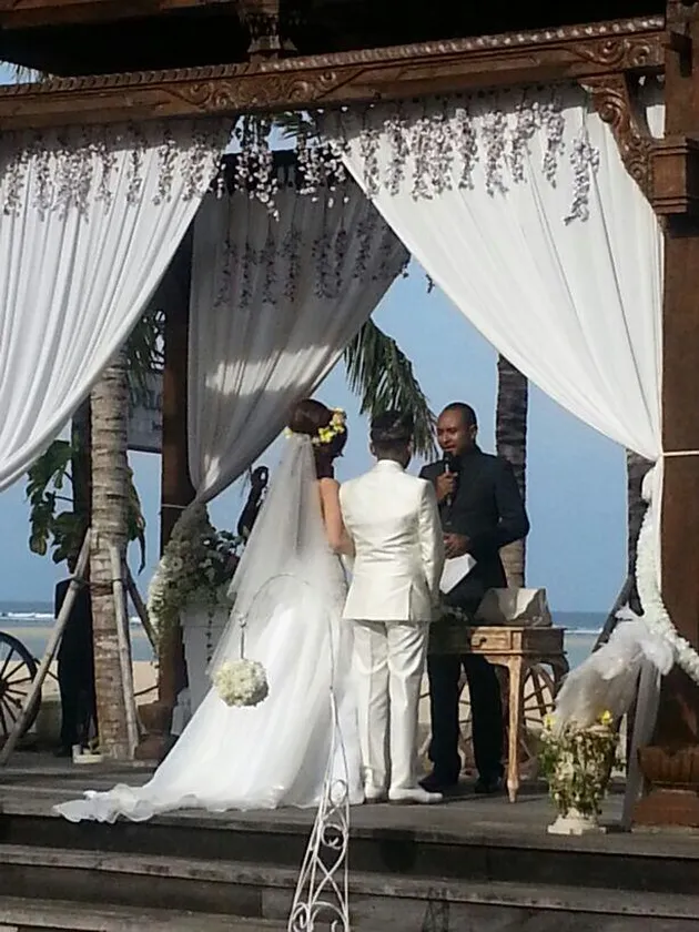 GALERI ROMANTIS PERNIKAHAN RUBEN ONSU DAN WENDA TAN 