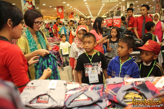 GALERI SEDERET ARTIS BELANJA BARENG ANAK JALANAN - BAJU 