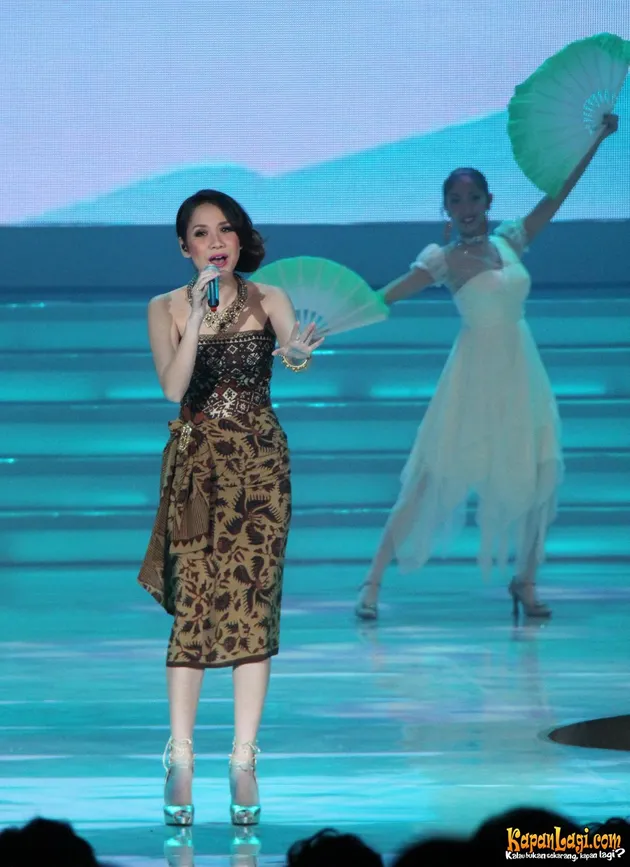 GALERI SEDERET ARTIS TAMPIL DENGAN BATIK - KEREN DAN 