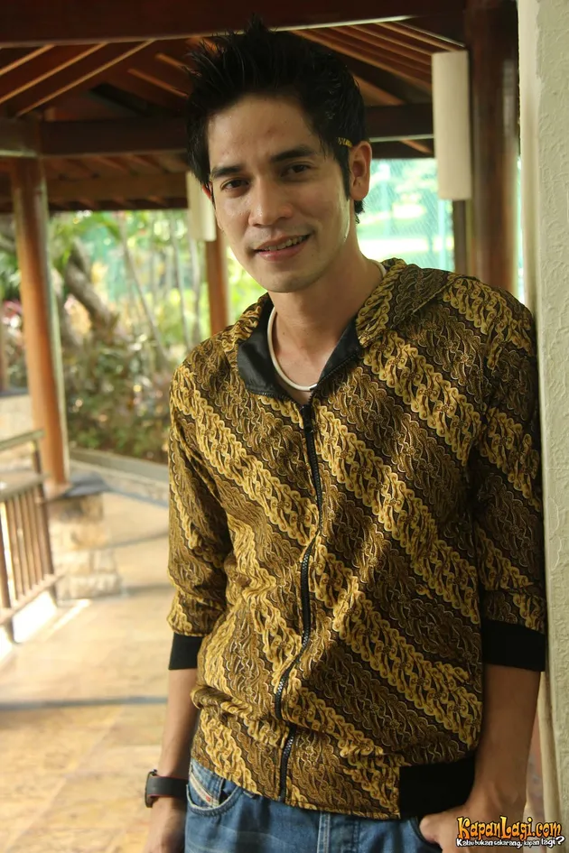 GALERI SEDERET ARTIS TAMPIL DENGAN BATIK - KEREN DAN 