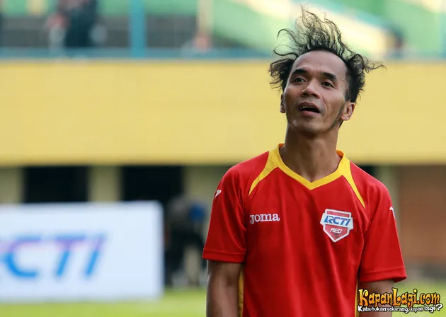 GALERI SERUNYA PERTANDINGAN SEPAK BOLA ANTAR SELEBRITI ...