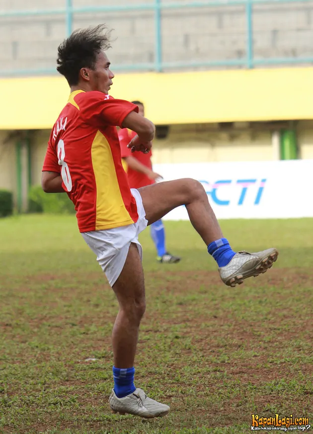 GALERI SERUNYA PERTANDINGAN SEPAK BOLA ANTAR SELEBRITI ...