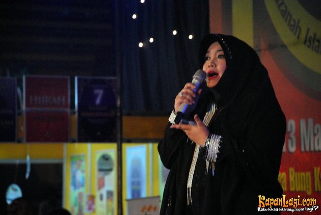 Rina Gunawan sedang bernyanyi di acara Islamic Book Fair di Istora Senayan, Jakarta, Minggu (13/03).