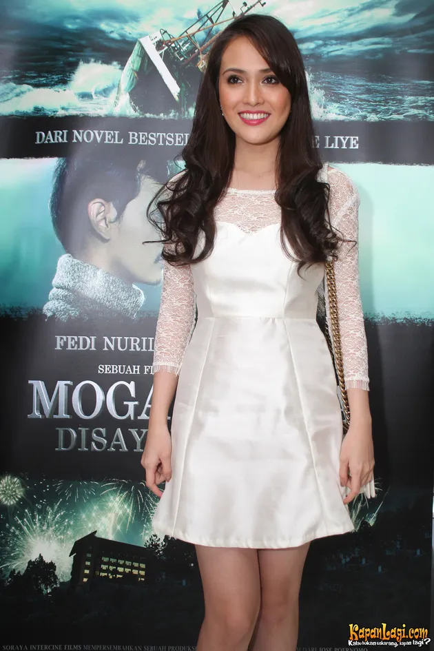 GAYA CANTIK SHANDY AULIA DALAM GAUN PUTIH - KapanLagi.com