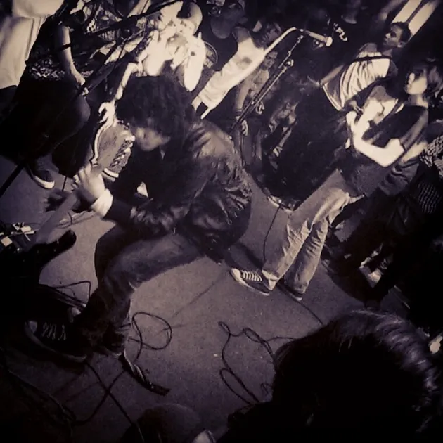 Berbeda dengan kakak-kakaknya, Dul lebih memilih genre grunge sebagai jalur bermusik.