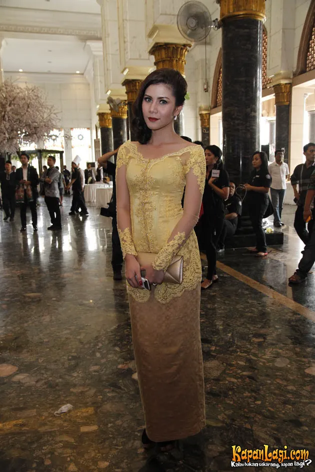 GAYA FASHION SELEBRITI DI PERNIKAHAN OLLA RAMLAN - AUFAR 