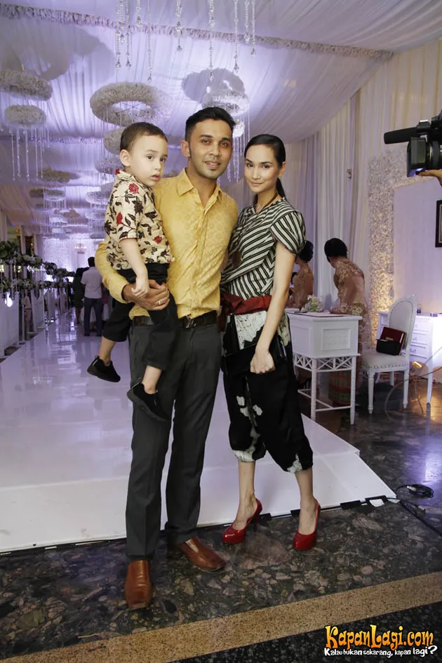GAYA FASHION SELEBRITI DI PERNIKAHAN OLLA RAMLAN - AUFAR 