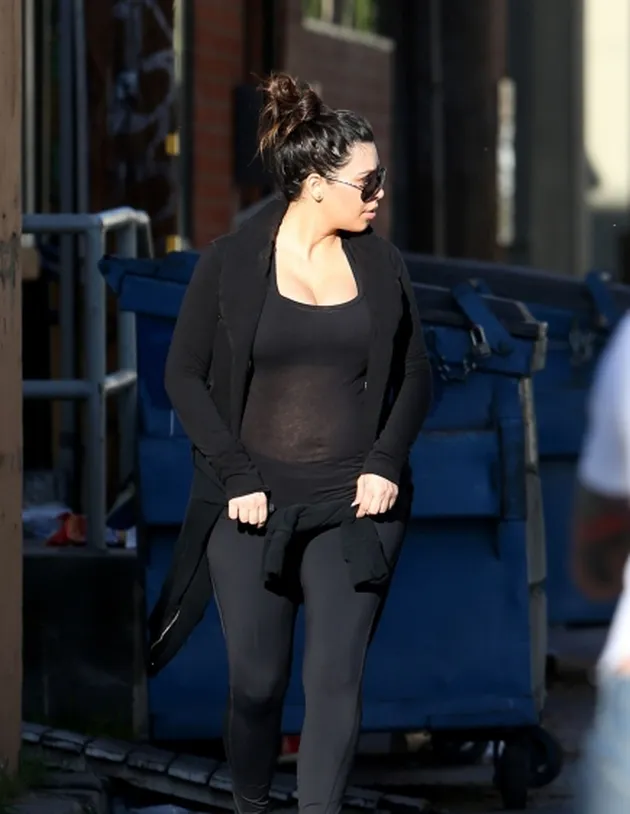 Saat bersiap ke gym, Kim Kardashian mengenakan atasan longgar.