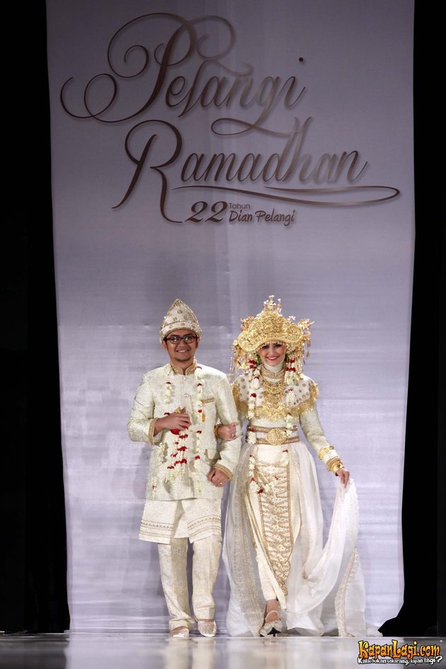 GAYA PARA SELEBRITIS KETIKA DI ATAS CATWALK - KapanLagi.com