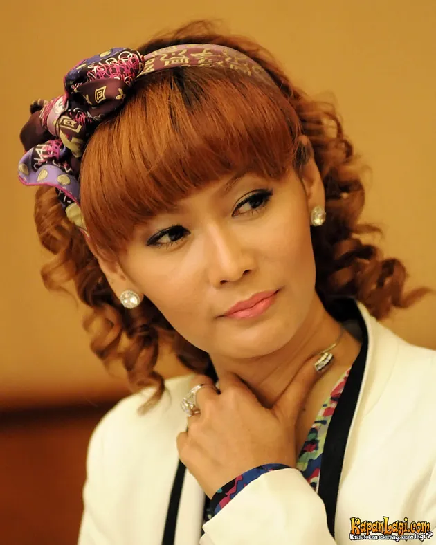 GAYA RETRO GLAMOR INUL  DARATISTA  DI HOTEL MULIA SENAYAN 