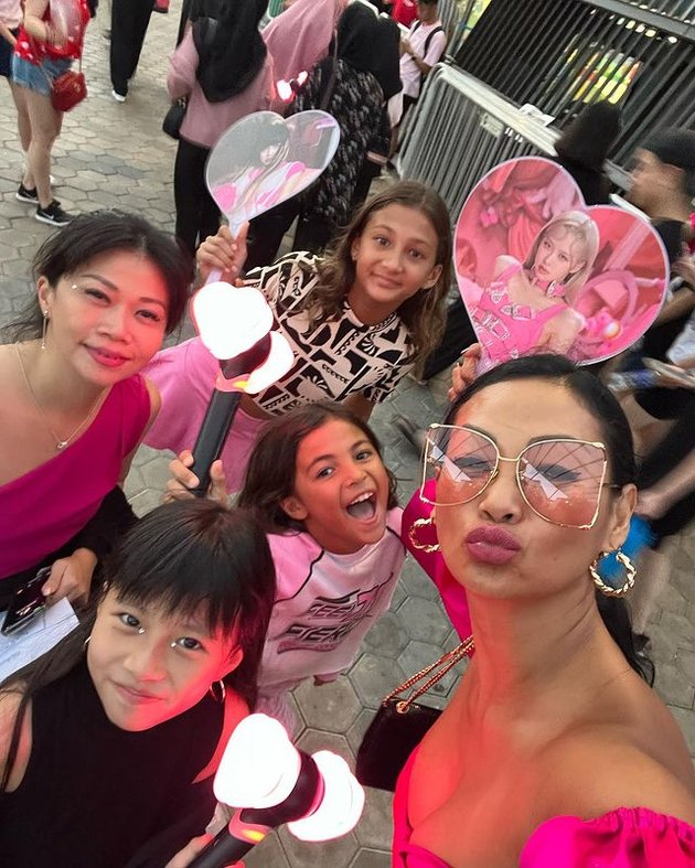 Special Birthday Gift, 10 Beautiful Photos of Indah Kalalo Taking Her Two Children to Watch BLACKPINK Concert in Singapore - Dancing to 'Flower' While Jisoo Performs