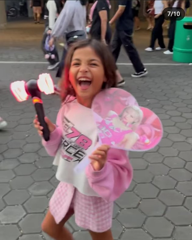 Special Birthday Gift, 10 Beautiful Photos of Indah Kalalo Taking Her Two Children to Watch BLACKPINK Concert in Singapore - Dancing to 'Flower' While Jisoo Performs